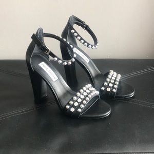 Steve Madden Blk Lthr Embellished Sandal  size 6